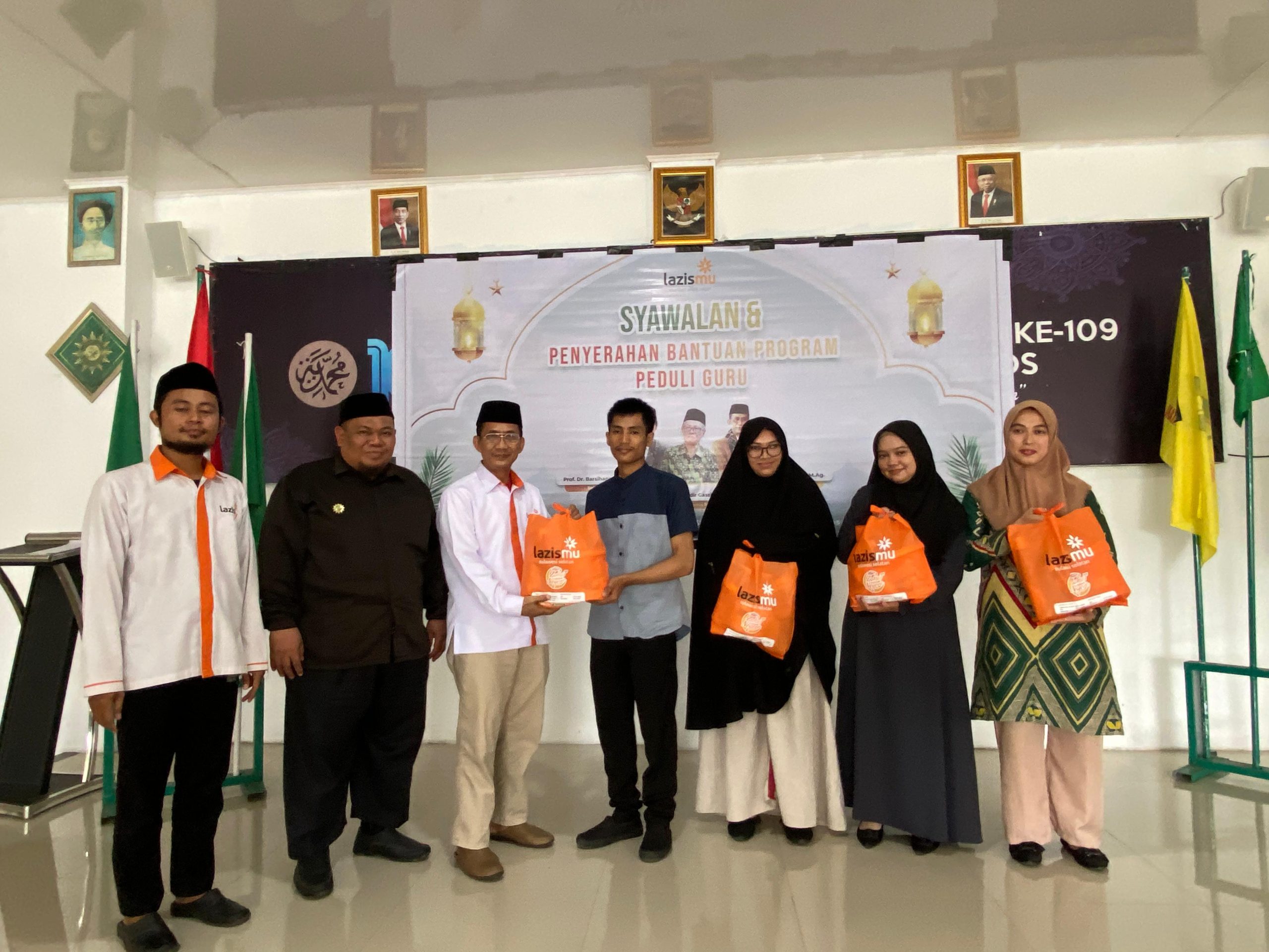 Lembaga Amil Zakat Infaq dan Sedekah Muhammadiyah (Lazismu) Sulsel menyerahkan paket bantuan peduli guru di Gedung Pusat Dakwah Muhammadiyah Kabupaten Maros, Jl Makmur Dg Sitakka, Maros, Kamis (9/5/2024).