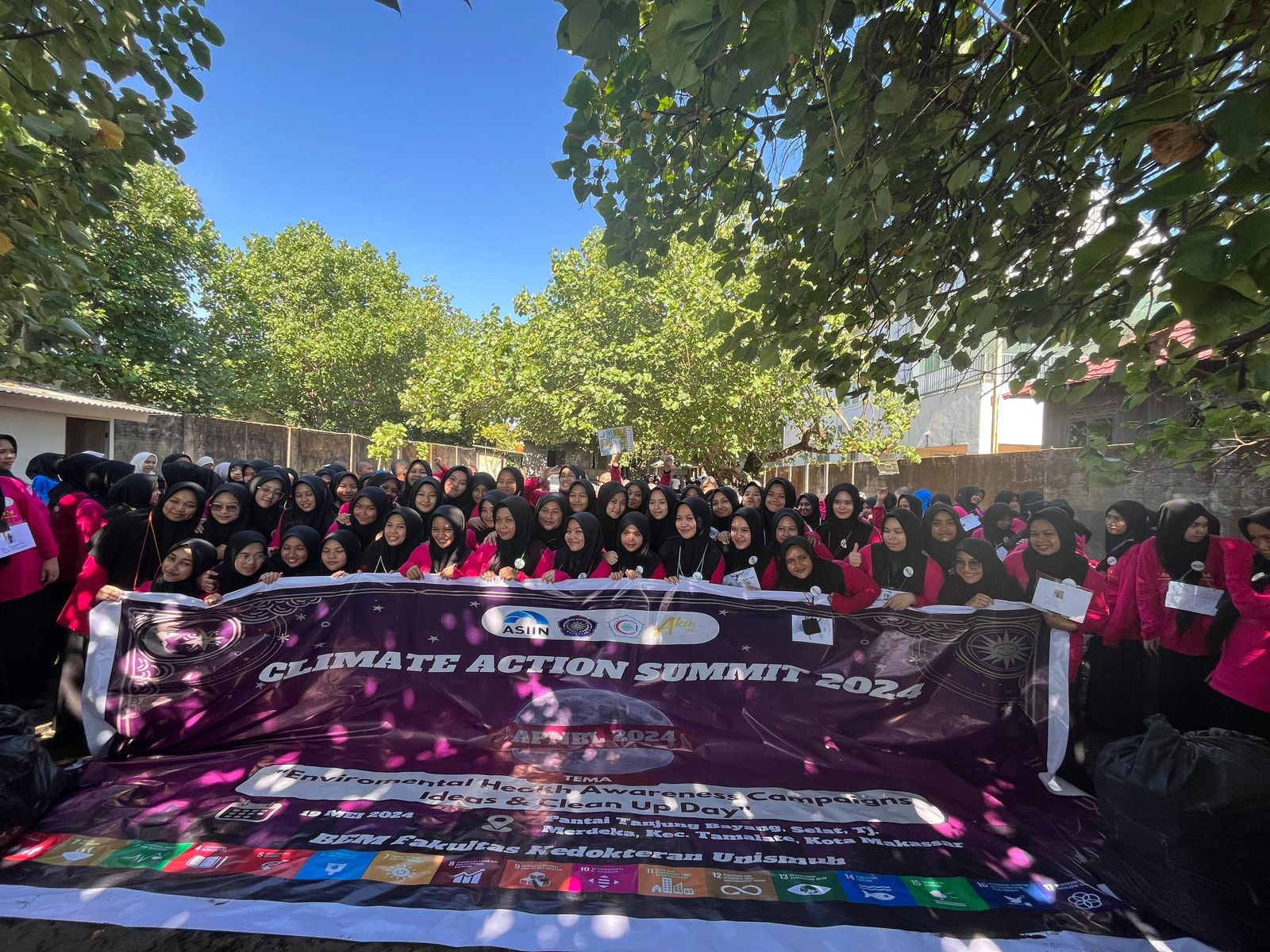 Badan Eksekutif Mahasiswa (BEM) Fakultas Kedokteran dan Ilmu Kesehatan (FKIK) Unismuh Makassar sukses menggelar acara Clean Up Day di Tanjung Bayang Makassar, Minggu (19/5/2024).