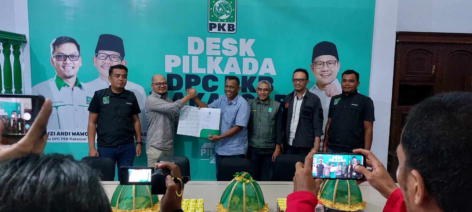 Kader Gerindra H. Najmuddin yang mengambil formulir pendaftaran dan sekaligus mengembalikan langsung formulir di Kantor DPC PKB Makassar, Jl Hertasning, Rabu (28/5/2024) malam.