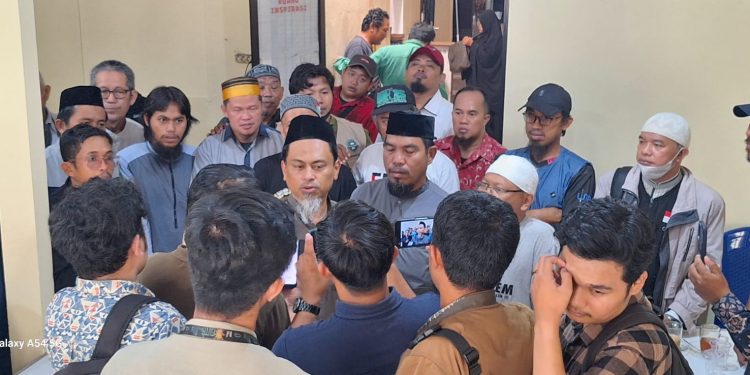 Forum Ummat Islam Bersatu (FUIB) Sulsel saat memberikan keterangan kepada media dalam aksi damai penutupan THM W Super Club, belum lama ini.