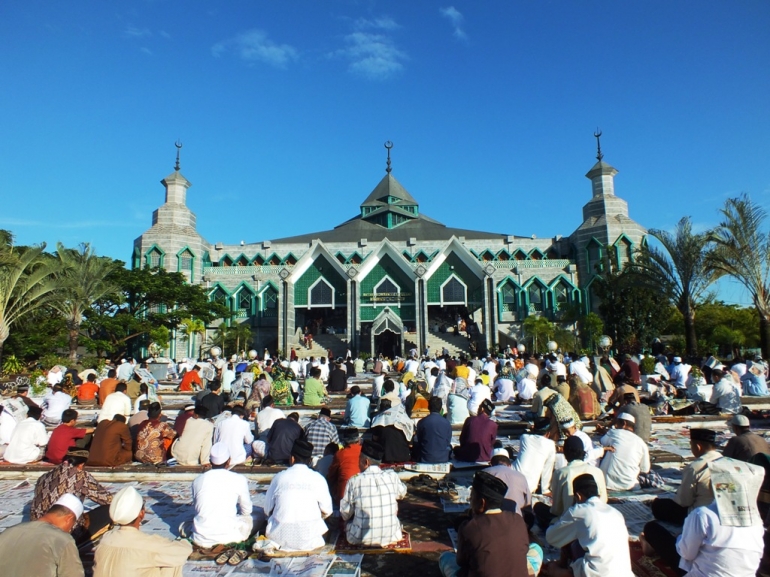 Ilustrasi solat ied di Masjid Al-Markaz Al Islami Makassar, diprediksi kemungkinan akan terjadi perbedaan Hari Raya Idul Adha 1445 H di Indonesia dan Arab Saudi.