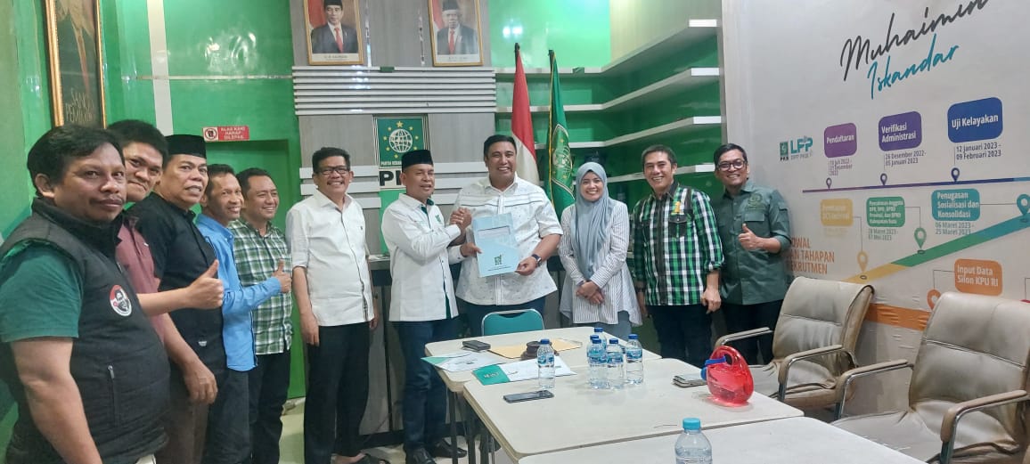 Pasangan Chaidir Syam dan Suhartina Bohari resmi menerima rekomendasi dari Partai Kebangkitan Bangsa (PKB) untuk Pilkada Maros 2024.