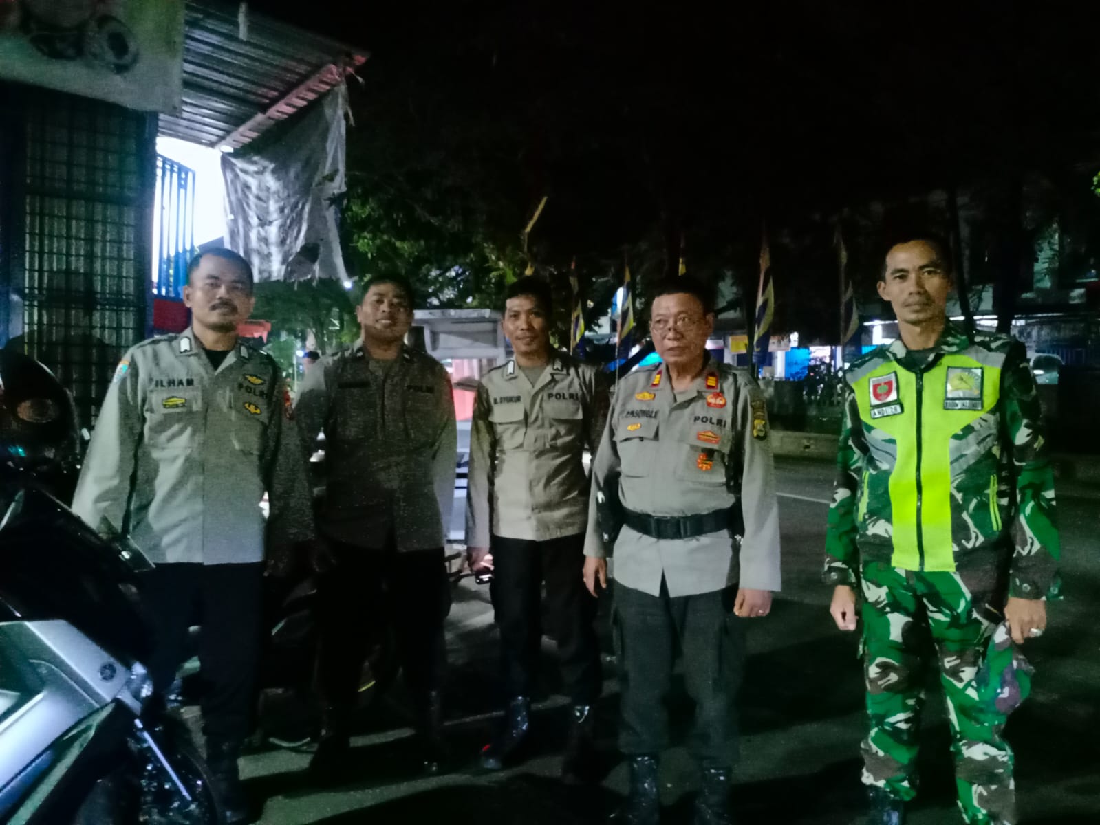 Polres Maros mengerahkan ratusan personel untuk mengamankan malam takbiran menjelang Hari Raya Idul Adha 1445 Hijriah.