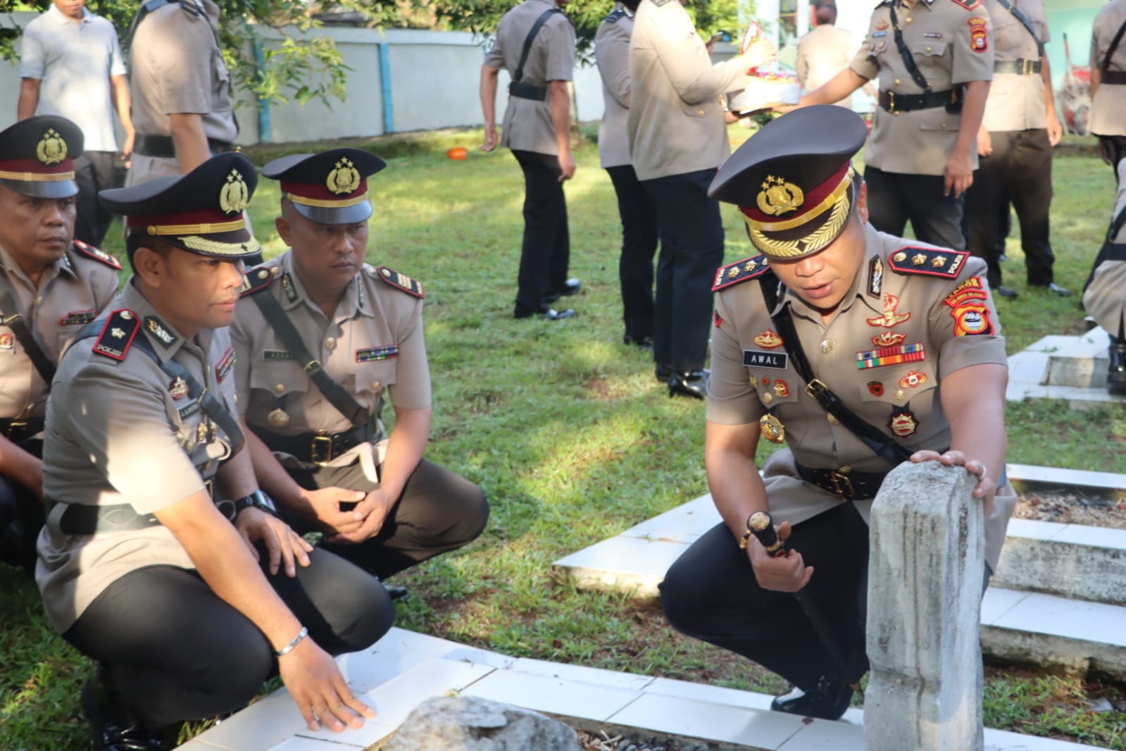 Polres Maros menggelar kegiatan ziarah ke makam para pahlawan dalam rangka memperingati Hari Ulang Tahun (HUT) Bhayangkara ke-78.