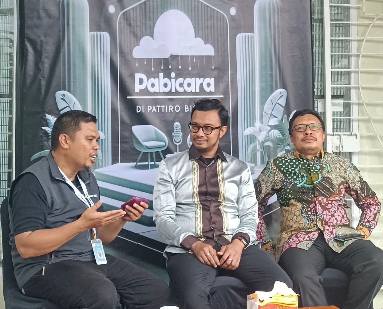 Ketua Umum Pengurus Pusat (PP) Kerukunan Keluarga Turatea (KKT) yang juga Tokoh Pendidikan Sulawesi Selatan, Dr. H. Alimuddin hadir di Talkshow Pabicara.