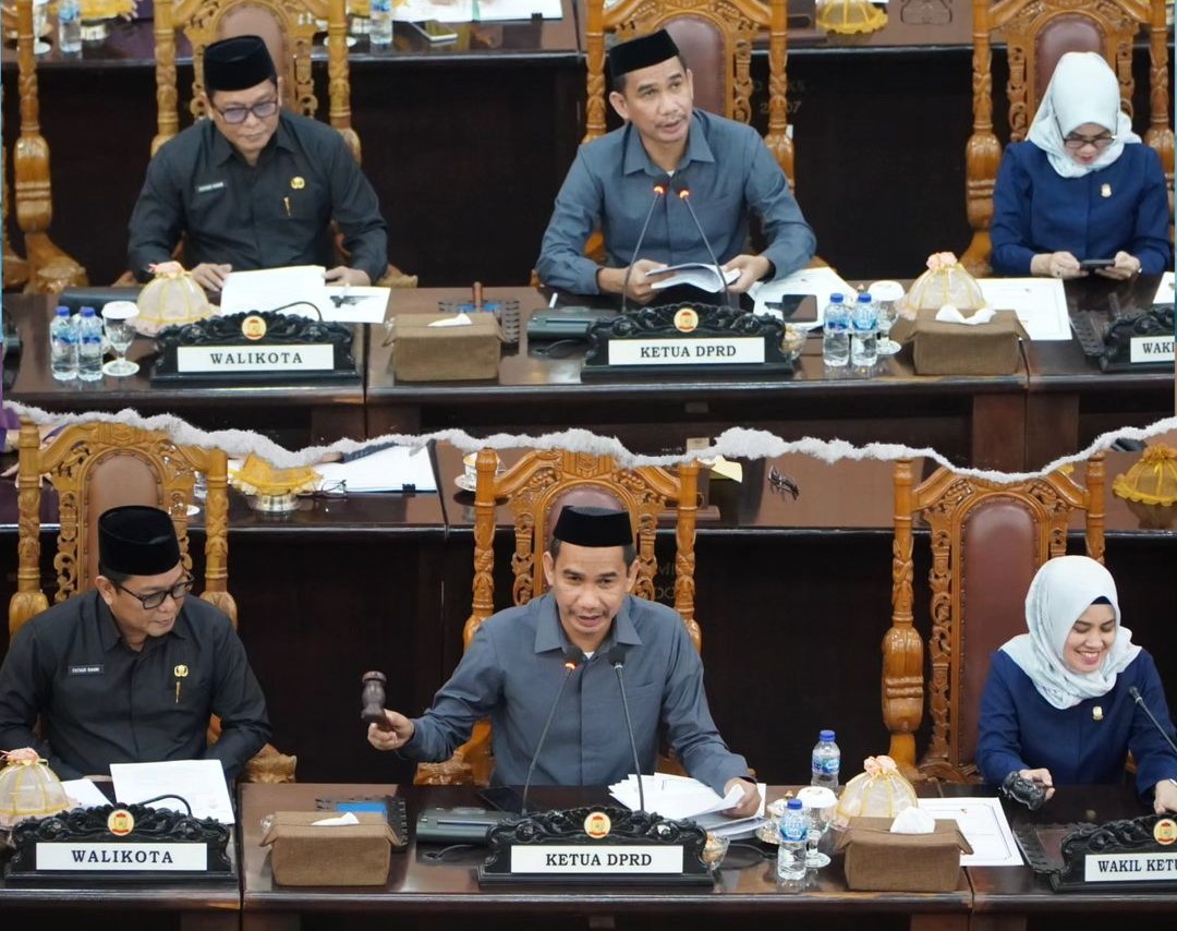 Ketua DPRD Kota Makassar Rudianto Lallo pimpin rapat Paripurna untuk mendengarkan pandangan umum fraksi-fraksi terhadap Rancangan Peraturan Daerah (Ranperda) tentang Rencana Pembangunan Jangka Panjang Daerah (RPJPD) Kota Makassar 2025 - 2045.