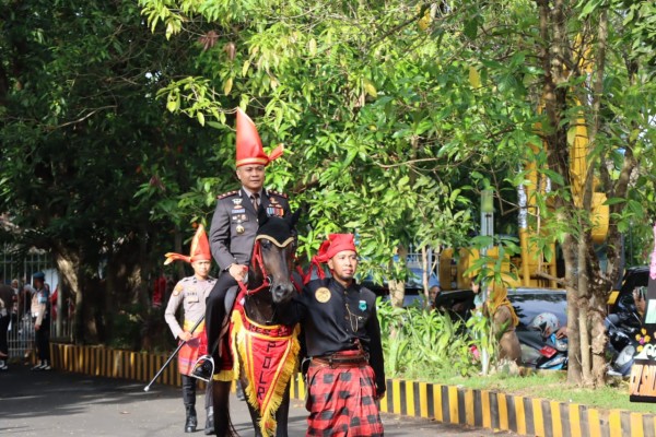 Kapolres Maros AKBP Awaludin Amin, S.I.K memukau hadirin saat memasuki lapangan upacara peringatan Hari Bhayangkara ke-78 dengan menggunakan tunggangan kuda.