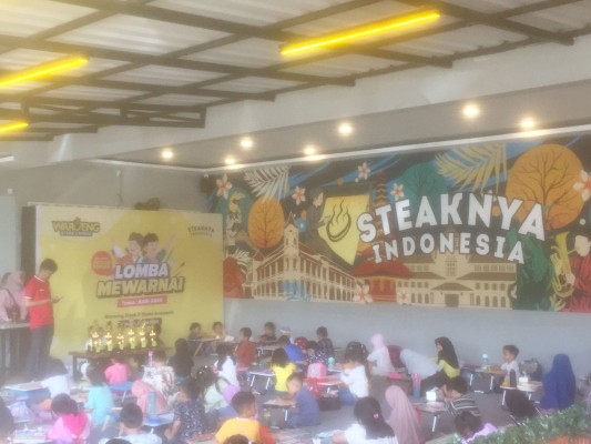 Waroeng Steak And Shake Outlet Aroepala Cabang Makassar menggelar lomba mewarnai di Jalan Hertasning, Kota Makassar, Minggu, 28 Juli 2024.