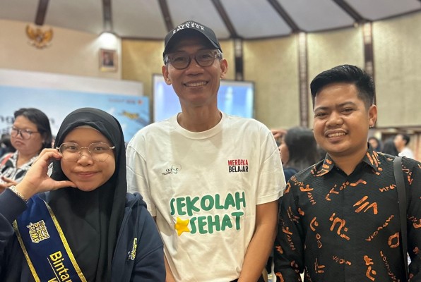 Foto bersama Plt. Direktur SMP Kemendikbutristekdikti Drs. I Nyoman Rudi Kurniawan, M.T, bersama Asyifa Miftahuljannah dan pendamping di Hotel Mercure Ancol, Jakarta, Jum'at (12/7/2024).