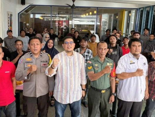 Andi Pahlevi saat menerima warga pada kunjungan dapil, di Diandra Cafe, Jalan Pandang Raya, Rabu (5/6/2024).