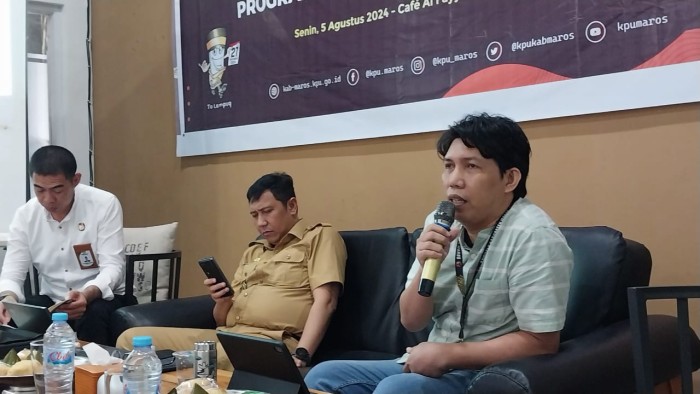 Anggota Bawaslu Kabupaten Maros, Gazali Hadis menjadi narasumber dalam kegiatan Sosialisasi Persiapan Visi-Misi Pasangan Calon yang digelar oleh KPU Maros.