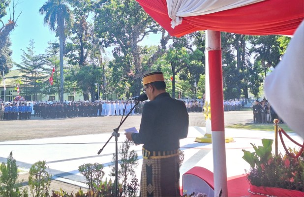 Kepala Kantor Wilayah Kementerian Agama Sulsel HM. Tonang didaulat memimpin pembacaan doa pada upacara peringatan Hari Ulang Tahun (HUT) ke-79 Kemerdekaan Republik Indonesia yang digelar di halaman rumah jabatan Gubernur Sulsel, Jalan Sungai Tangka No.31 Makassar, Sabtu 17 Agustus 2024.