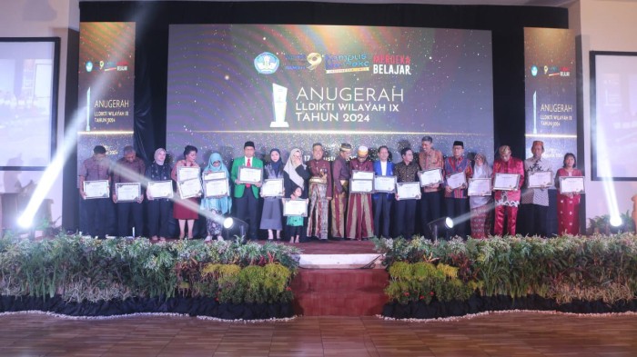 Rektor Universitas Muhammadiyah (Unismuh) Makassar Dr Abd Rakhim Nanda menerima 11 penghargaan dalam kegiatan Anugerah Perguruan Tinggi dari Lembaga Layanan Pendidikan Tinggi (LLDIKTI) IX Sultanbatara.