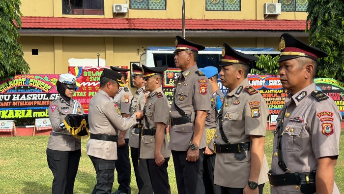 Kapolres Maros AKBP Awaludin Amin, pimpin langsung upacara serah terima jabatan (Sertijab) di lingkungan Polres Maros, Selasa (27/8/2024).