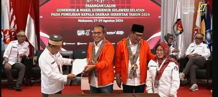 Pasangan Bakal Calon Gubernur dan Wakil Gubernur Sulsel, Moh Ramdhan Pomanto-Azhar Arsyad resmi mendaftar di KPU Sulsel.