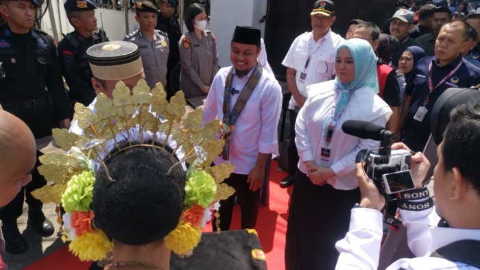 Bakal calon Gubernur dan bakal calon wakil Gubernur Sulsel 2024, Andi Sudirman Sulaiman dan Fatmawati Rusdi, resmi mendaftar ke KPU Sulsel, Jalan AP Pettarani, Makassar, Kamis (29/8/2024).