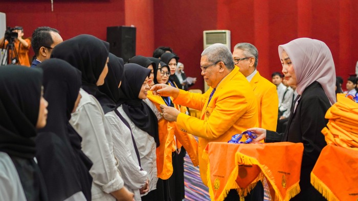 Rektor Universitas Negeri Makassar (UNM), Prof Karta Jayadi menyambut 764 orang mahasiswa pendidikan program profesi guru (PPG) gelombang kedua tahun 2024 di Ballroom Teater Pinisi UNM, Rabu (4/9/2024).