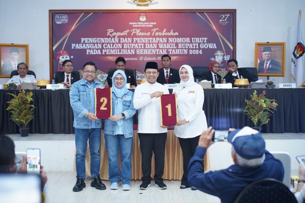 Berlangsung di Kantor Komisi Pemilihan Umum (KPU) Gowa, proses pengundian nomor urut untuk pasangan calon Bupati dan Wakil Bupati Gowa dalam Pemilihan Kepala Daerah (Pilkada) 2024 berlangsung meriah, Senin (23/9/2024).