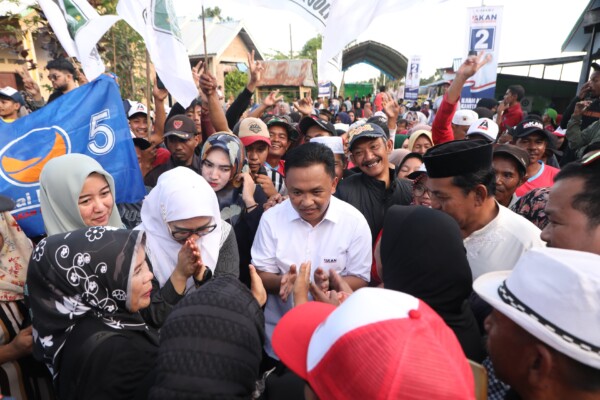 asangan Calon Bupati Bantaeng, DR Ilham Azikin - Kanita Kahfi (IAKan) melakukan kampanye perdana di Desa Layoa, Kecamatan Gantarangkeke, Kabupaten Bantaeng, Rabu (25/9/2024).