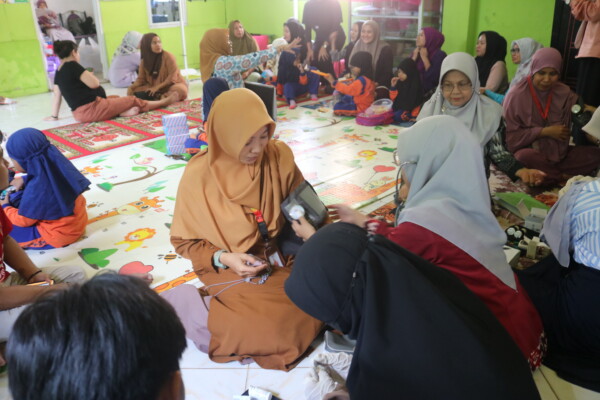 Lazismu Makassar menggelar edukasi kesehatan. Kegiatan dengan tajuk “Timbang: Tingkatkan Kemampuan Gizi Seimbang” ini berlangsung di Aula TK 'Aisyiyah Bustanul Athfal Maradekaya Makassar, Jum'at (11/10/2024).