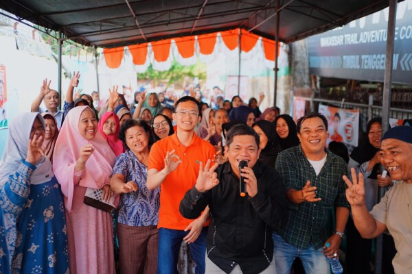 Calon Wakil Walikota Makassar nomor urut 3, Ilham Ari Fauzi Amir Uskara saat menemui warga di Kecamatan Ujungpandang, Senin (7/10/2024).