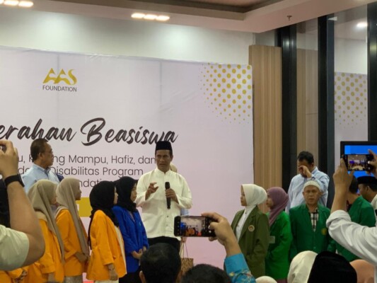 Penyerahan beasiswa senilai Rp2,5 juta per orang per semester itu diserahkan Andi Amran Sulaiman di AAS Building Jalan Urip Sumiharjo, Kota Makassar, Jum'at (11/10/2024).