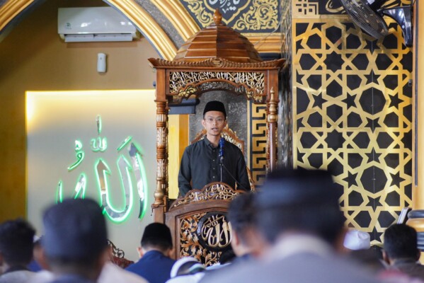 Ketua Yayasan Arifah, Ilham Fauzi Amir Uskara, diminta warga untuk menyampaikan khotbah Jumat, di Masjid Al-Muttaqin, Jalan Tarakan, Kelurahan Malimongan, Kecamatan Wajo, Jum'at (11/10/2024).