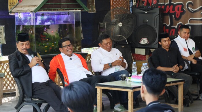 Mantan Anggota DPR RI dua periode Andi Jamaro Dulung menggelar diskusi bersama Azhar Arsyad di Warkop Ujung Soppeng, Minggu (13/10/2024) belum lama ini.