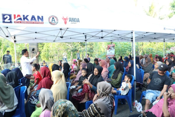 Pasangan Calon Bupati Bantaeng nomor urut dua, DR Ilham Azikin dan Nurkanita M Kahfi melakukan kampanye dialogis di Desa Pa'bentengan, Kecamatan Eremerasa, Selasa (5/11/2024).