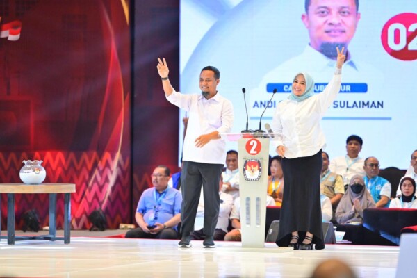 Pasangan Andi Sudirman Sulaiman-Fatmawati Rusdi (Andalan Hati), memaparkan visi misi dalam debat kedua Pilgub Sulsel di Hotel Claro, Makassar, Minggu (10/11/2024).