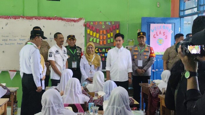 Wakil Presiden Gibran Rakabuming Raka didampingi Pejabat (Pj) Gubernur Sulsel Zudan Arif Fakrulloh meninjau langsung simulasi makan bergizi gratis di SDN 103 Inpres Hasanuddin, Kecamatan Mandai, Kabupaten Maros, Rabu (13/11/2024).