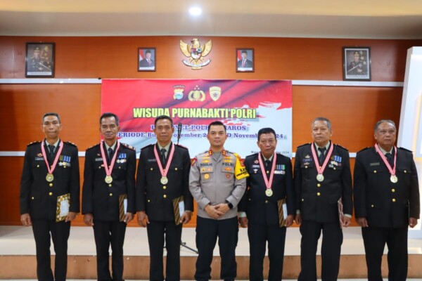 Polres Maros menggelar acara Wisuda Purna Bakti sebagai bentuk penghargaan terhadap pengabdian para anggota Polri yang telah memasuki masa pensiun.