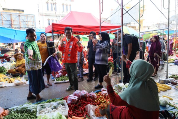 Suasana Pasar Sentral Kabupaten Pinrang mendadak riuh saat calon Wakil Gubernur Sulsel Azhar Arsyad bersama rombongan menemuinya, Selasa (19/11/2024) pagi.