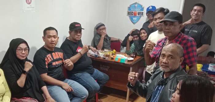 Camat Bontoala Andi Akhmad Muhajir Arif meninjau langsung Posko Kontainer yang bertempat di Jalan Bayam samping Kantor Kelurahan Wajo Baru, Sabtu (23/11/2024).