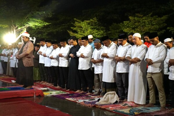 Gerakan Makassar Salat Subuh Berjamaah (GMSS) kembali digelar Pemerintah Kota Makassar, Minggu (24/11/2024) dini hari. Turut hadir Camat Bontoala Andi Akhmad Muhajir Arif.