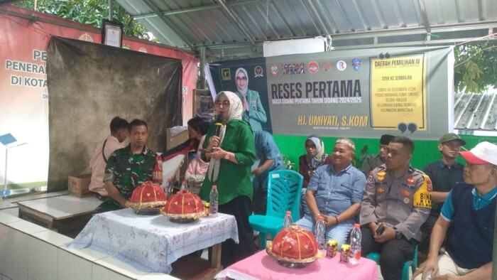 Anggota DPRD Makassar Hj. Umiyati menggelar reses masa sidang pertama Tahun 2024/2025 di Posko Warakas bersama warga kompleks Unhas Antang ORW 6 Kelurahan Biring Romang, Kecamatan Manggala, Kota Makassar, Jum'at (6/12/2024).