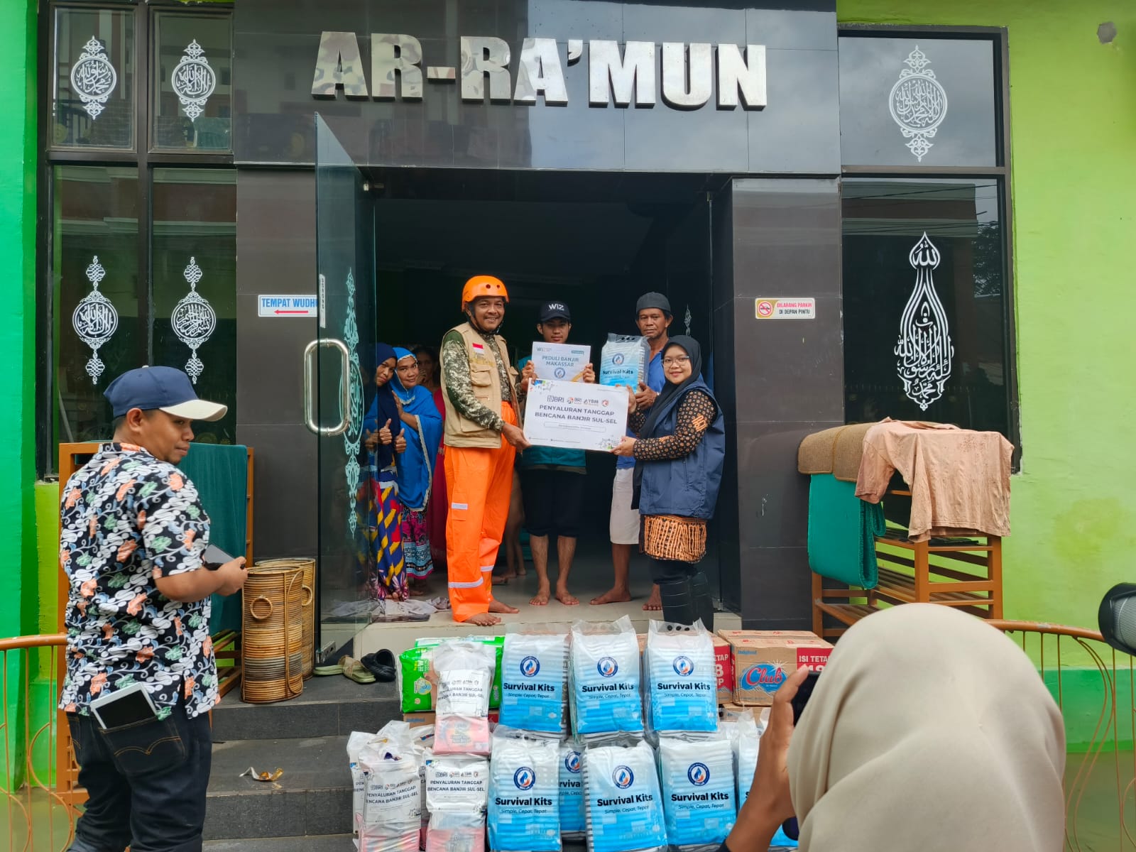 Wahdah Inspirasi Zakat (WIZ) bersama YBM BRILIAN (Yayasan Baitul Maal BRI) turut menyalurkan bantuan bagi korban banjir di Kelurahan Paccerrakang, Kecamatan Biringkanaya, Makassar, Selasa (24/12/2024).