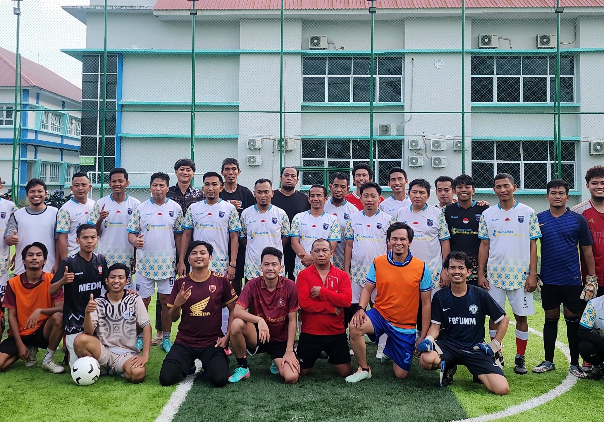 Direktur Politeknik Kesehatan (Poltekkes) Kementerian Kesehatan (Kemenkes) Rusli menggelar pertandingan ekshibisi Minisoccer bareng rekan jurnalis dari berbagai media.