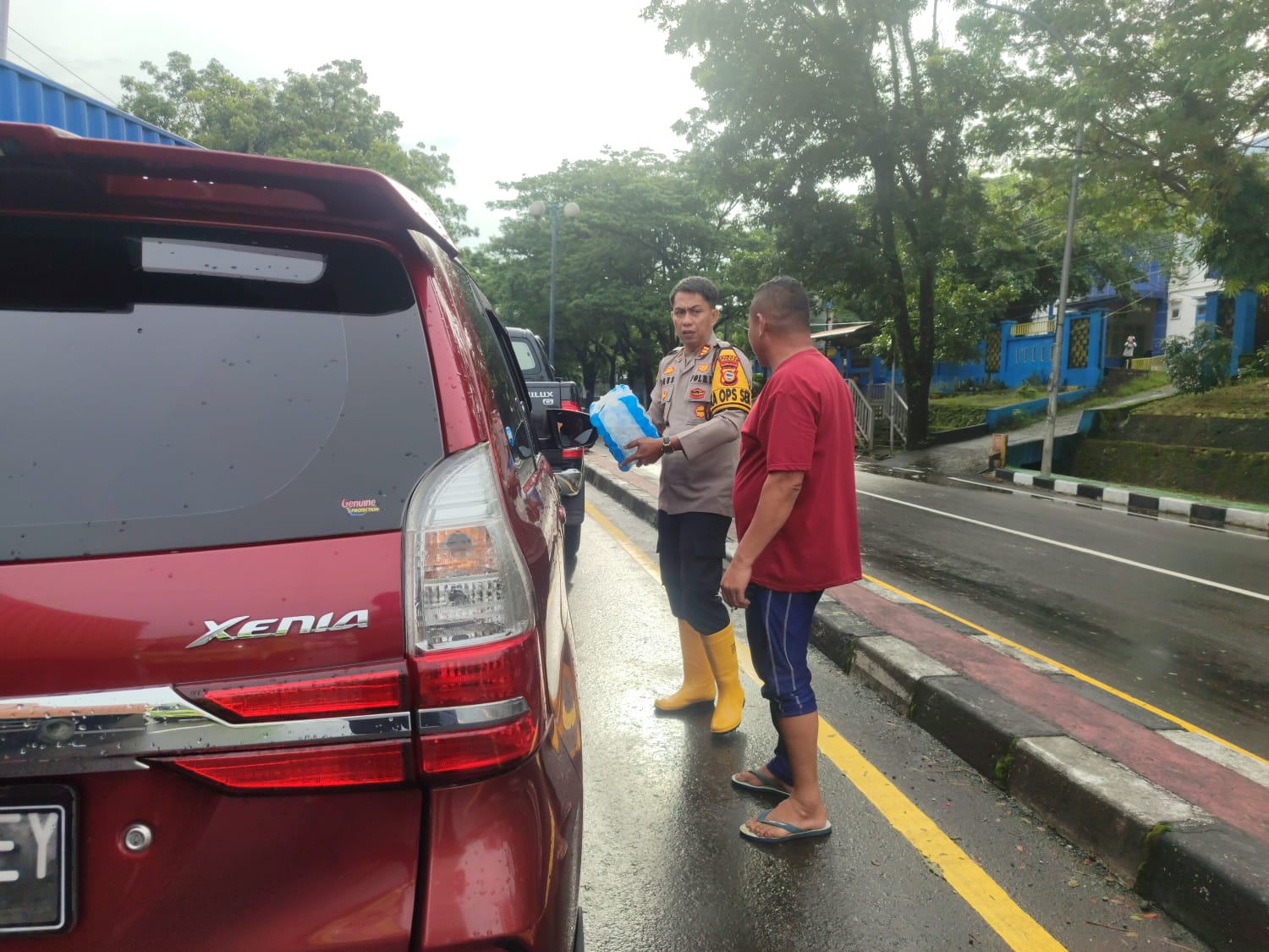 Polres Maros bergerak cepat dengan melakukan evakuasi terhadap warga yang terdampak banjir, termasuk melakukan pengaturan lalu lintas dijalan.