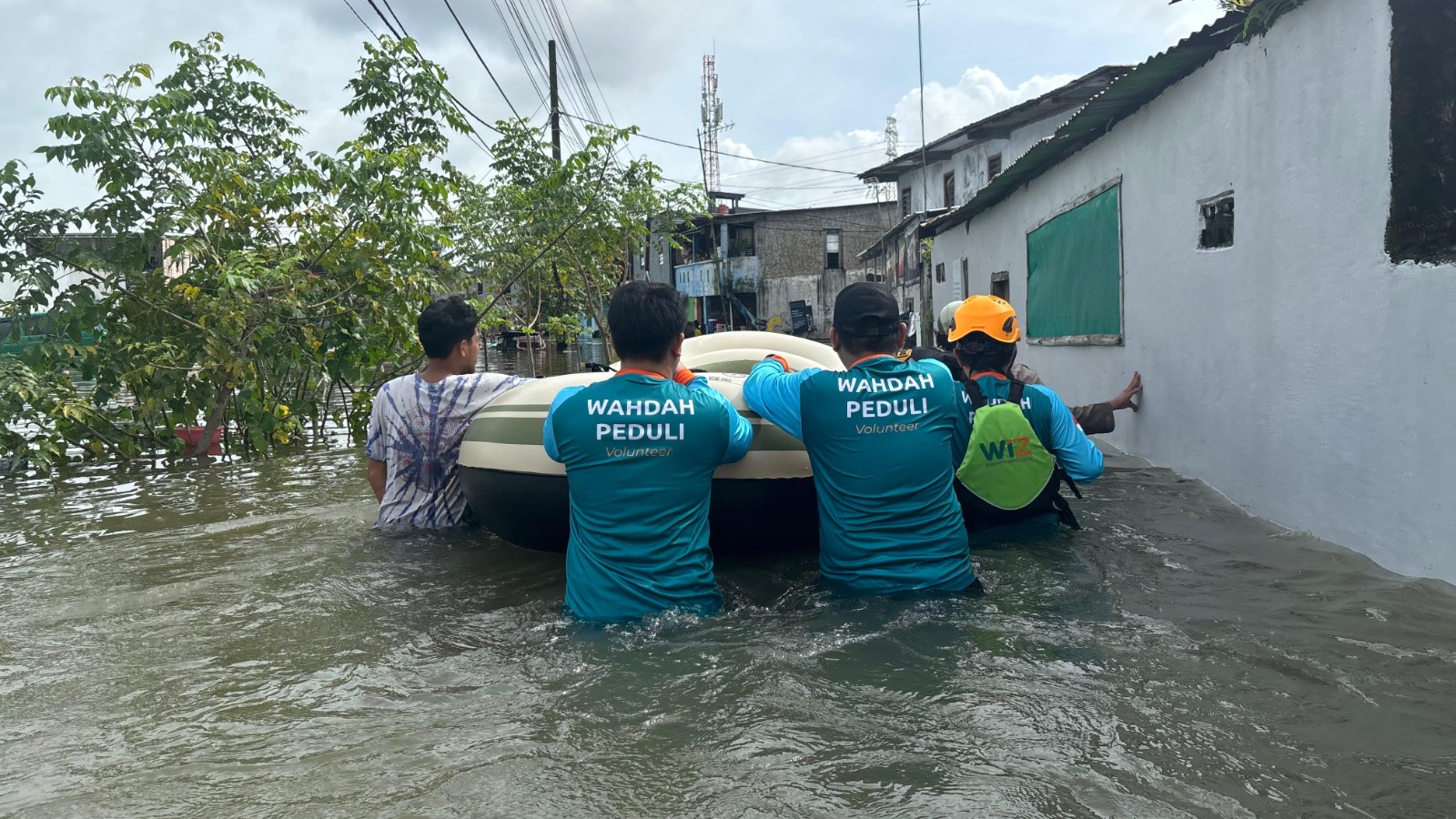 Banjir kembali menerjang dua kecamatan di Kota Makassar, Biringkanaya dan Manggala, Selasa (11/2/2025). Relawan wahdah peduli siaga bantu korban.