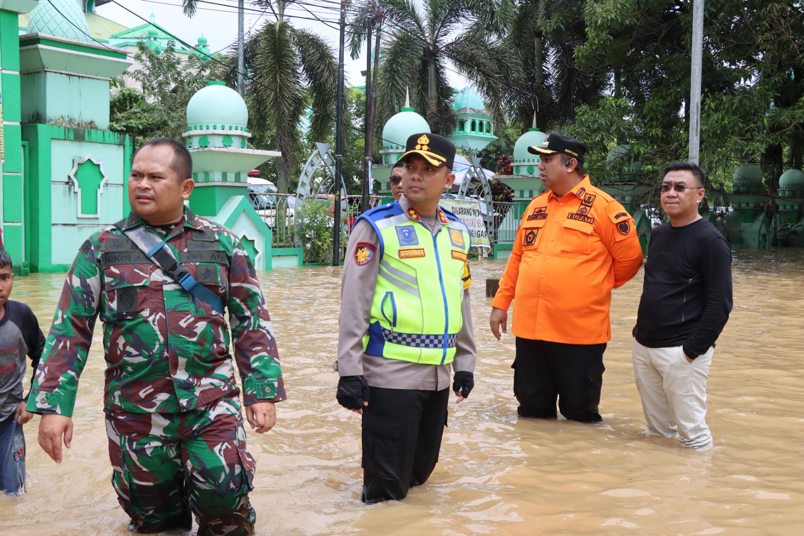 Bupati Maros Chaidir Syam bersama Kapolres Maros AKBP Douglas Mahendrajaya dan sejumlah Forkopimda meninjau langsung kondisi banjir di jalan jendral Sudirman, Rabu (12/2/2025).