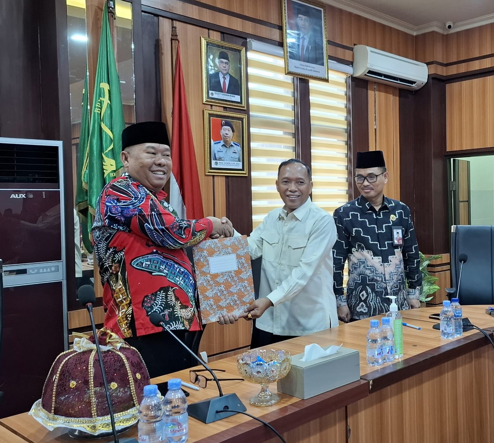 Kepala kantor kementerian agama makassar H. Irman bersama Kepala Kantor Badan Pertanahan Nasional (BPN) Kota Makassar, Muh. Syukur, menandatangani Memorandum of Understanding (MoU) dalam rangka percepatan pengurusan sertifikasi tanah wakaf berlangsung di Ruang Rapat Pa' Bicara Butta, Kantor BPN Kota Makassar, Jalan A.P. Pettarani, Jumat (14/2/2025).