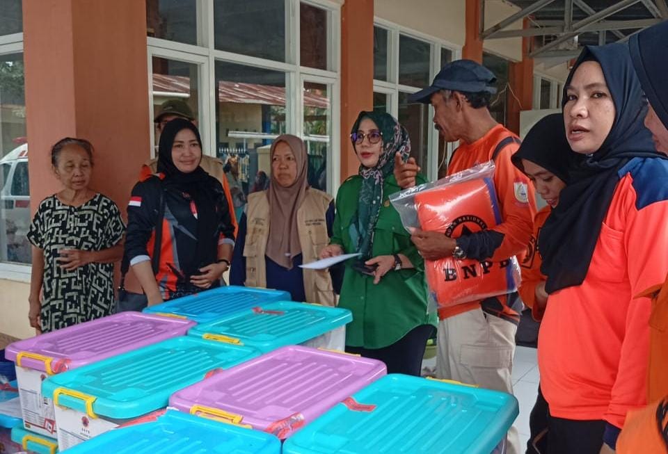 Anggota DPRD kota Makassar dari Fraksi PPP, Hj Umiyati bersama tim, mengunjungi lokasi banjir di Kecamatan Manggala Makassar, Jum'at (14/2/2025).