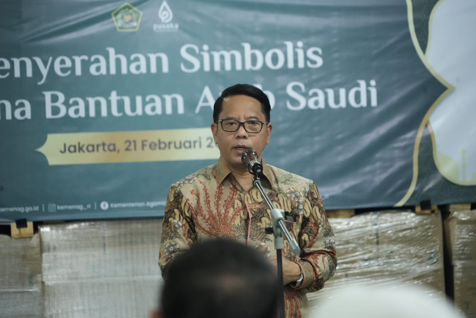 Sekretaris Jenderal Kemenag, Kamaruddin Amin pimpin pembagian kurma dari raja salman, Jum'at (22/2/2025), Penyerahan simbolis diserahkan kepada perwakilan lembaga-lembaga mitra distribusi, di antaranya Muhammadiyah, Nahdlatul Ulama, GP Ansor, Dewan Masjid Indonesia (DMI), Masjid Istiqlal, dan DPR RI.