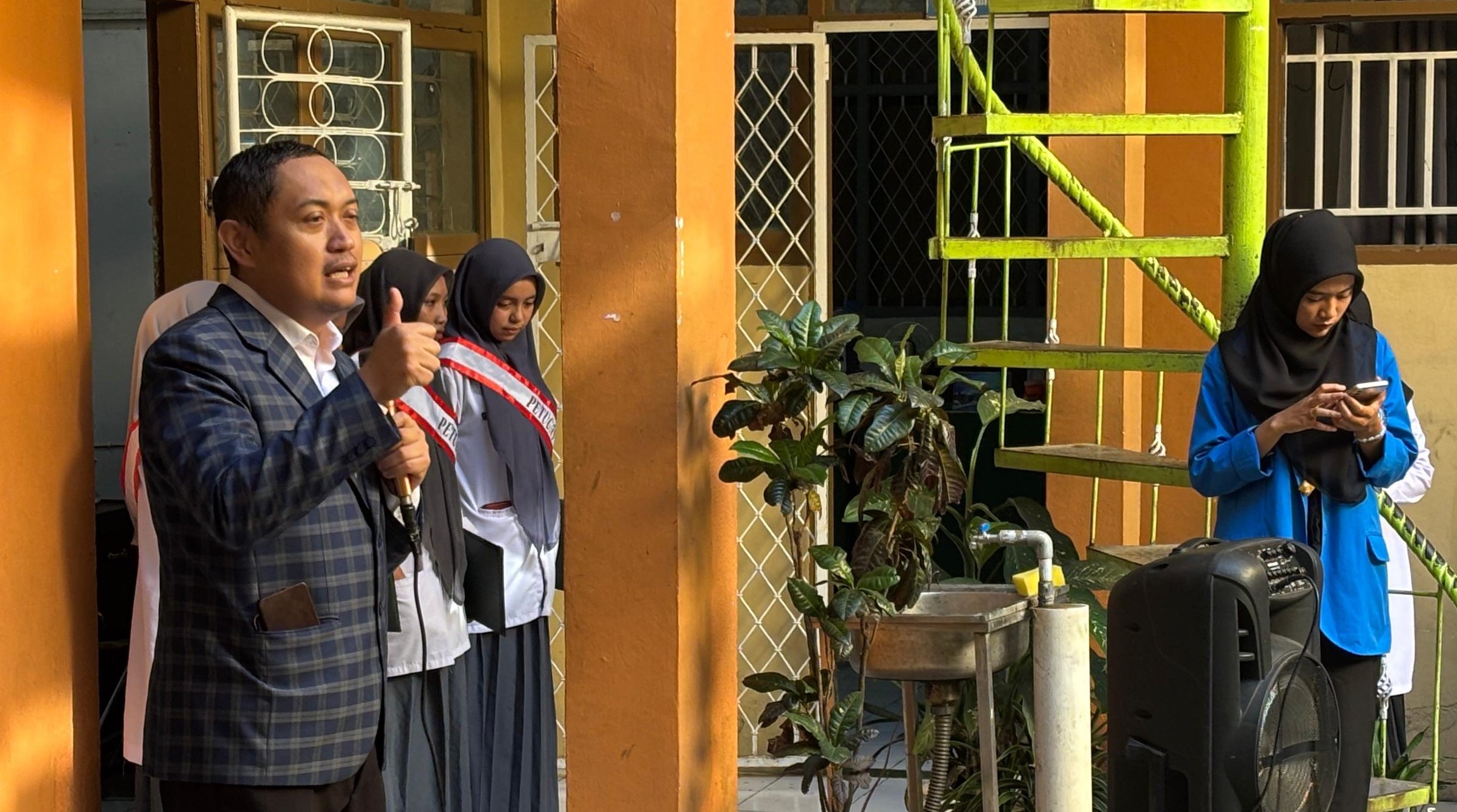 Dosen Universitas Muhammadiyah (Unismuh) Makassar, Hadisaputra, menjadi pembina upacara di Madrasah Aliyah (MA) dan Madrasah Tsanawiyah (MTs) Syekh Yusuf, Jl. Sirajuddin Rani, Sungguminasa, Kabupaten Gowa, Senin (24/2/2025).