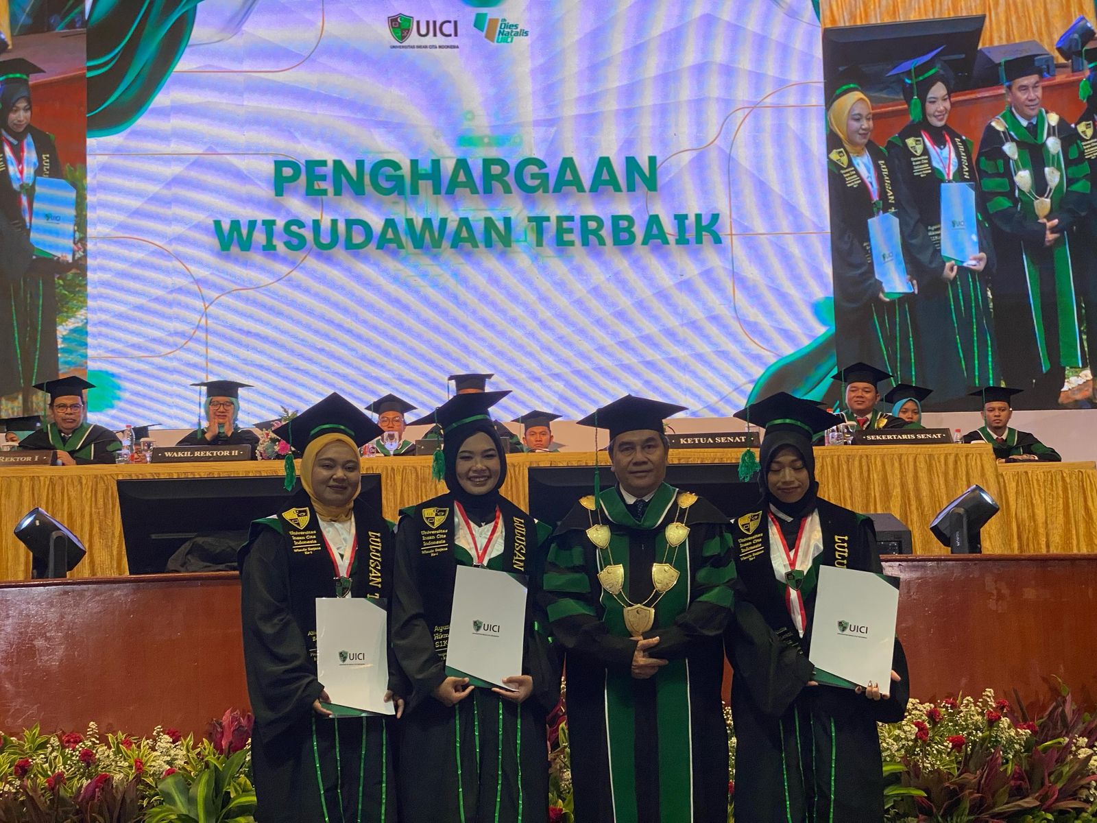 Universitas Insan Cita Indonesia (UICI) menggelar Dies Natalis ke-4 sekaligus Wisuda Perdana di Auditorium Binakarna, Hotel Bidakara, Jakarta, Senin (24/2/2025).