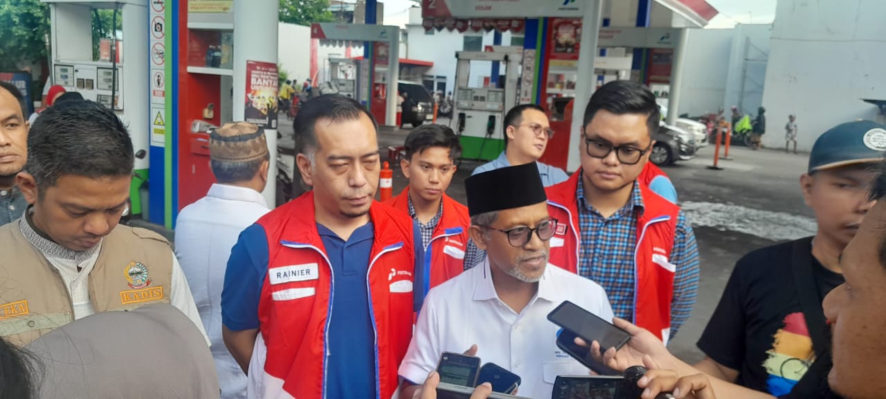 Tim gabungan Dinas Energi dan Sumber Daya Mineral (ESDM), PT Pertamina Sulselbar bareng Himpunan Wiraswasta Nasional Minyak dan Gas (Hiswana Migas) memeriksa Bahan Bakar Minyak (BBM) di SPBU Jl Bawakaraeng, Sabtu (8/3/2025) sore. Setiap mesin di SPBU diperiksa tim gabungan guna memastikan kondisi BBM terbebas dari oplosan.