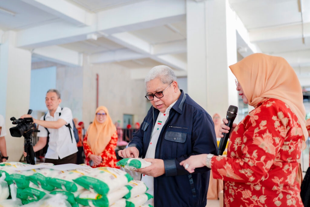 Darma Wanita Persatuan (DWP) Universitas Negeri Makassar (UNM) menggelar Bazar Ramadan yang berlangsung pada 10 hingga 11 Maret 2024 di Pelataran Menara Pinisi UNM.