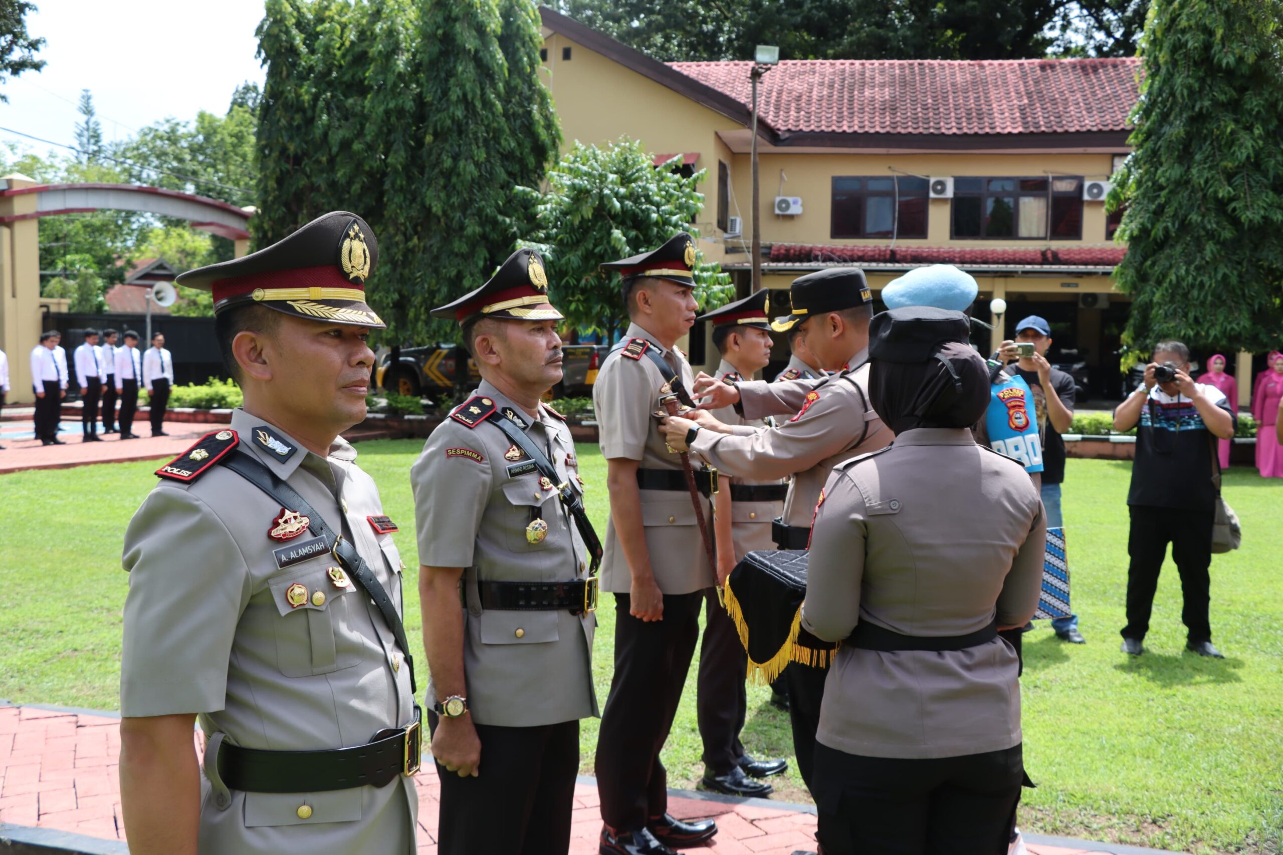 Kepolisian Resor Maros menggelar upacara serah terima jabatan (sertijab) 3 pejabat utama dilingkungan Polres Maros, Kamis (20/3/2025).