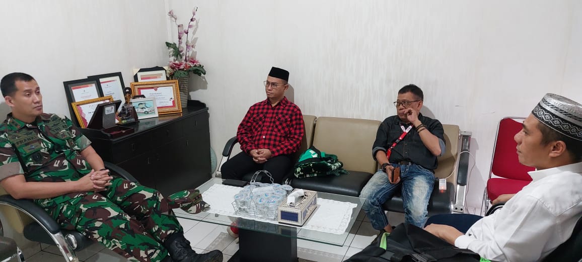 Ketua Palang Merah Indonesia (PMI) Kota Makassar, Syamsu Rizal MI menyambut Komandan Kodim (Dandim) 1408/Makassar Letkol Inf Franki Susanto, di kantor PMI Jl Kandea, Sabtu (22/3/2025).